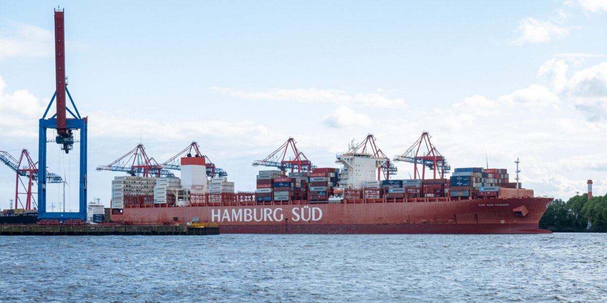 Containerschiff im Hamburger Hafen