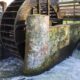 Wasserrad mit Wasserkraftanlage an einer Wassermühle