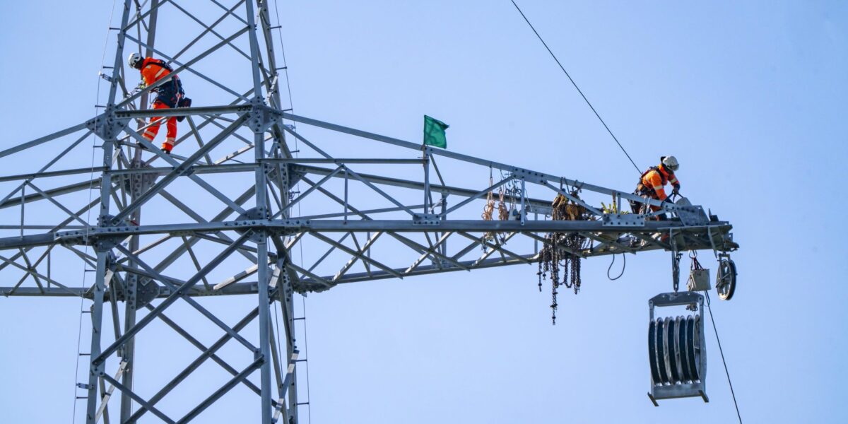 Monteure auf Hochspannungsmast