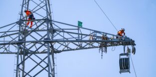 Monteure auf Hochspannungsmast
