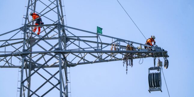 Monteure auf Hochspannungsmast