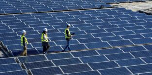 Drei Ingenieure auf Solaranlage