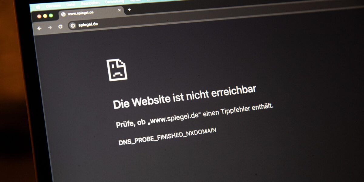 Ein Laptop zeigt Fehlermeldungen an, während er am späten Dienstagabend versucht , deutsche „.de“-Websites aufzurufen.