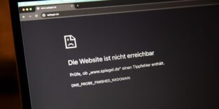 Ein Laptop zeigt Fehlermeldungen an, während er am späten Dienstagabend versucht , deutsche „.de“-Websites aufzurufen.