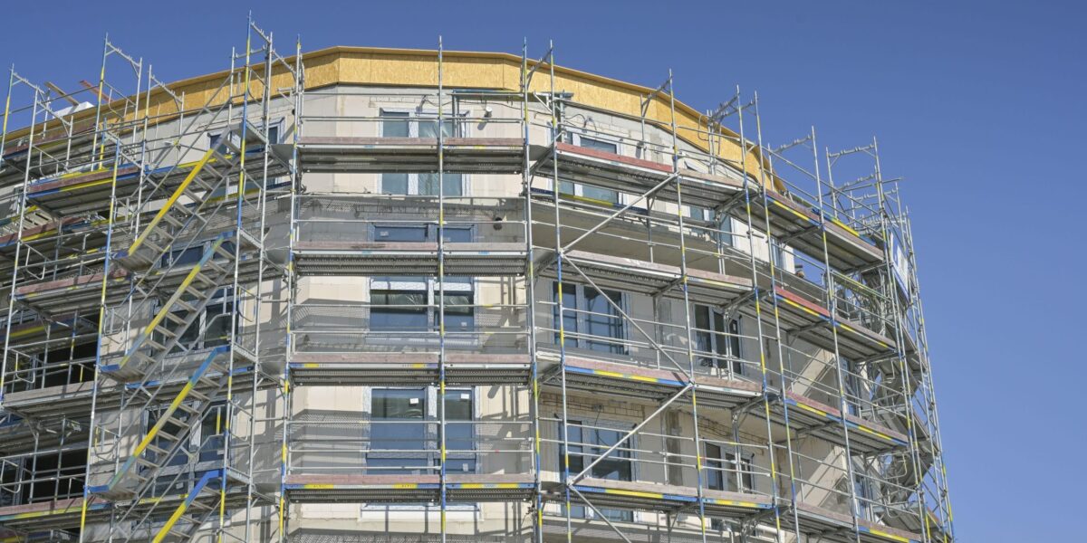 Eingerüstetes Mehrfamilienhaus