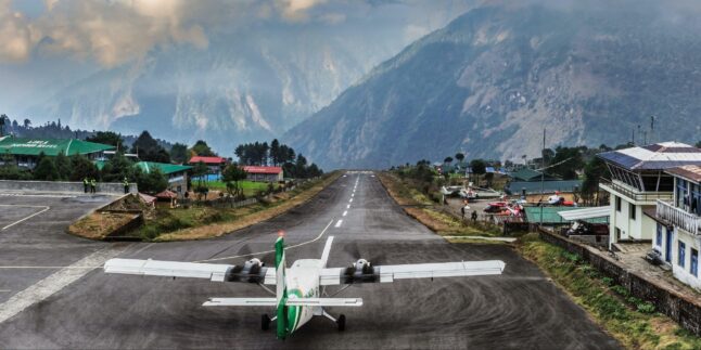 Ein Flugzeug startet vom Flughafen Hillary–Tenzing in Lukla, Nepal