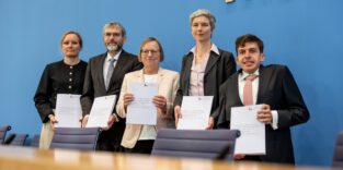 Der fünfköpfige Expertenrat für Klimafragen hält seinen Prüfbericht der Klimadaten 2025 in den Händen.