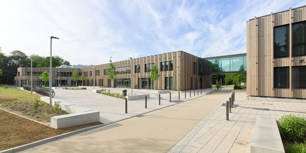 Seriell errichtete Glemstalschule Schwieberdingen-Hemmingen als Beispiel für modularen Schulbau, der im Trendreport Bildungsbau 2025 von Drees & Sommer als Lösung für steigenden Sanierungsstau und wachsende Schülerzahlen dargestellt wird.