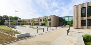 Seriell errichtete Glemstalschule Schwieberdingen-Hemmingen als Beispiel für modularen Schulbau, der im Trendreport Bildungsbau 2025 von Drees & Sommer als Lösung für steigenden Sanierungsstau und wachsende Schülerzahlen dargestellt wird.