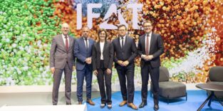 Eröffnung der Umweltleitmesse IFAT 2026 mit Dame in der Mitte (v.l.n.r.): Reinhard Pfeiffer (CEO Messe München GmbH), Thorsten Glauber (bayrischer Staatsminister für Umwelt und Verbraucherschutz), Jessika Roswall (EU-Kommissarin für Umwelt, Wasserresilienz und wettbewerbsfähige Kreislaufwirtschaft), Carsten Schneider (Bundesminister für Umwelt - Naturschutz und Reaktorsicherheit) und Stefan Rummel (CEO Messe München GmbH).