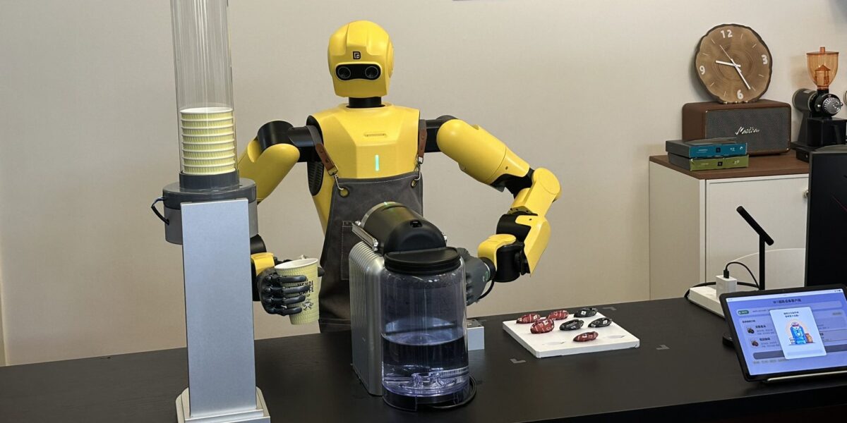 Ein humanoider Roboter bereitet Kaffee an einer Maschine zu