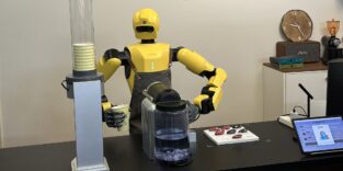 Ein humanoider Roboter bereitet Kaffee an einer Maschine zu