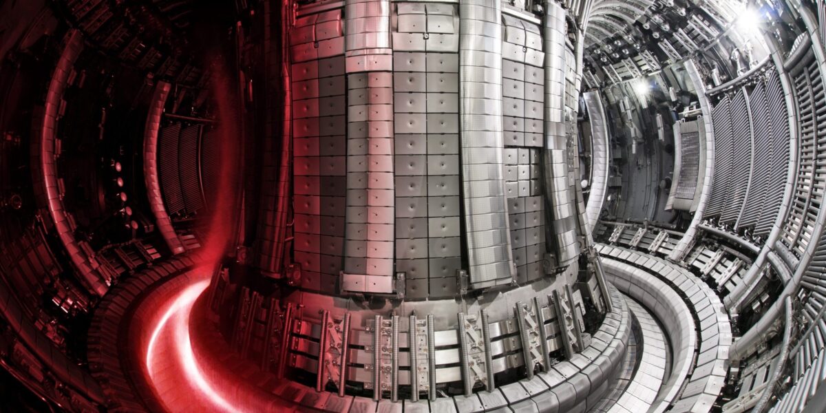 Innenansicht Reaktor für Kernfusion, mit rotem Licht von links