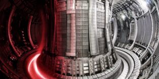 Innenansicht Reaktor für Kernfusion, mit rotem Licht von links