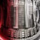 Innenansicht Reaktor für Kernfusion, mit rotem Licht von links