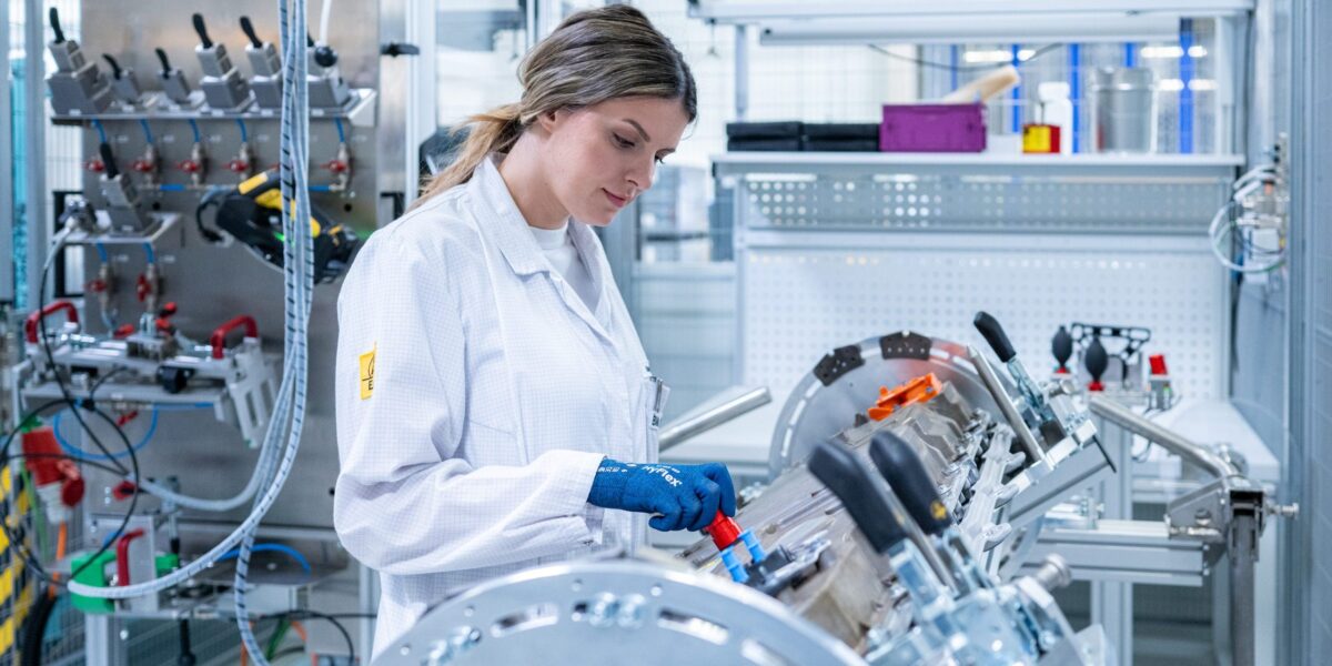 Ingenieurin montiert eine Komponente
