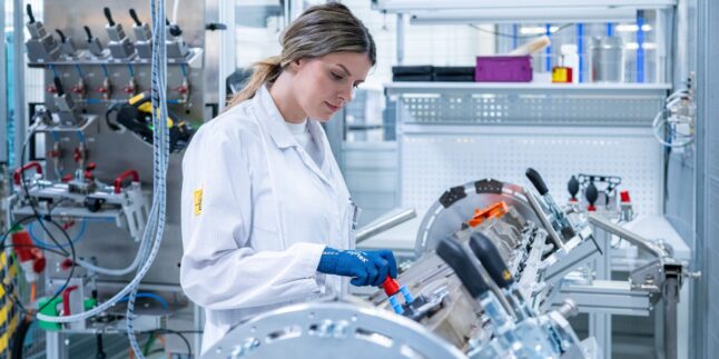 Ingenieurin montiert eine Komponente