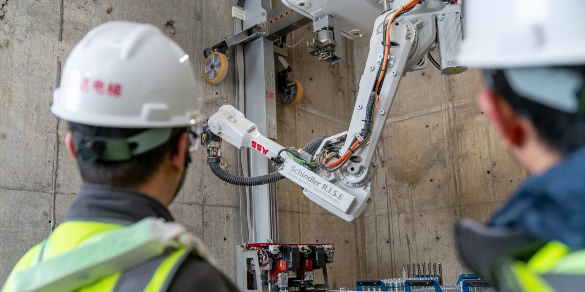 Roboter arbeitet im Aufzugsschacht