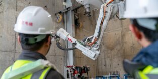 Roboter arbeitet im Aufzugsschacht