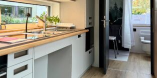 Viel Platz: Der Innen- raum des „TinyCare- Home“-Prototyps bie- tet unter anderem eine Küchenzeile und ein barrierefreies Bad.