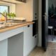 Viel Platz: Der Innen- raum des „TinyCare- Home“-Prototyps bie- tet unter anderem eine Küchenzeile und ein barrierefreies Bad.