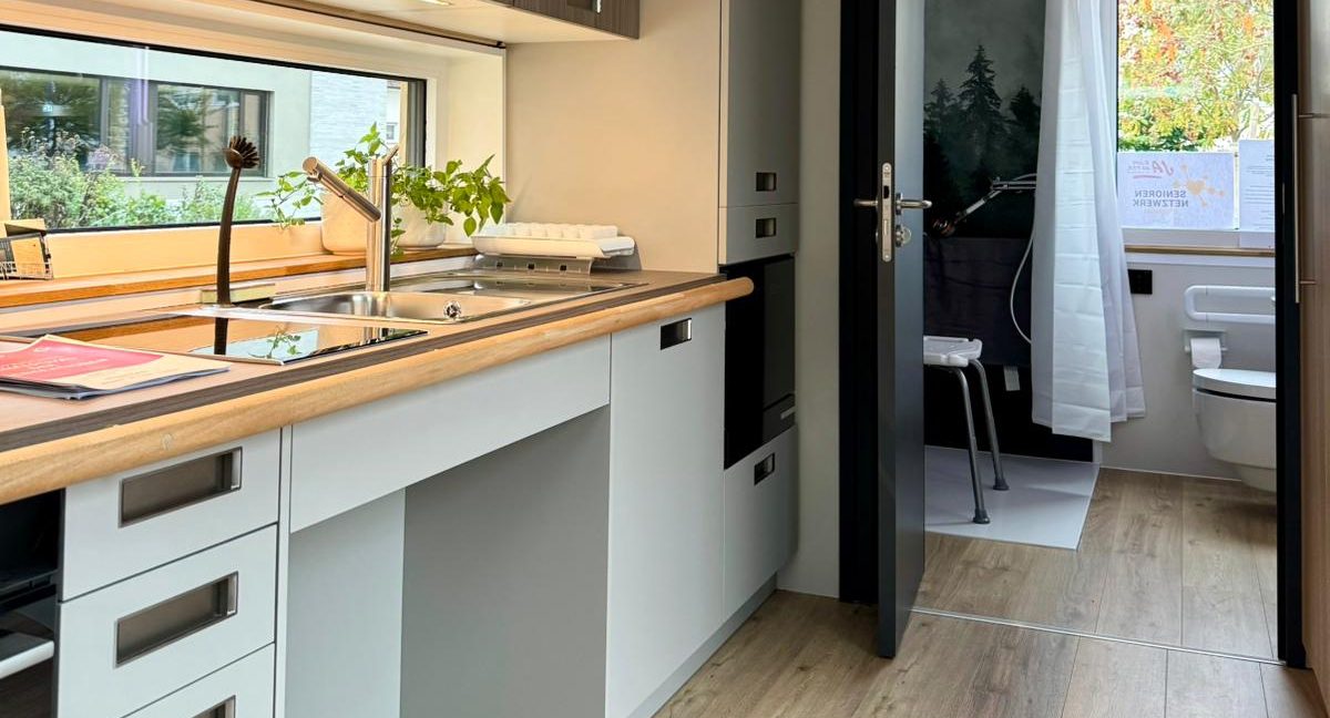 Viel Platz: Der Innen- raum des „TinyCare- Home“-Prototyps bie- tet unter anderem eine Küchenzeile und ein barrierefreies Bad.