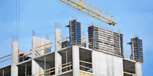 Präzises Schalen, sicheres Rüsten und fachgerechtes Bewehren bei der Herstellung eines stabilen Betonbauwerks auf der Baustelle.