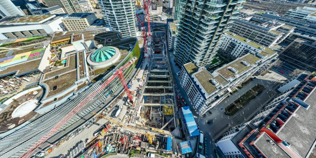 Rohbau der U-Bahn-Station Güterplatz in Frankfurt: Baufortschritt der Linie U5 unter der Europa-Allee