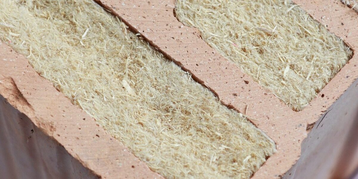 Wärmedämmziegel mit Buchenholz-Holzfaserdämmstoffen gefüllt