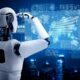 Humanoider KI-Roboter schaut auf Hologramm mit einer Weltkarte
