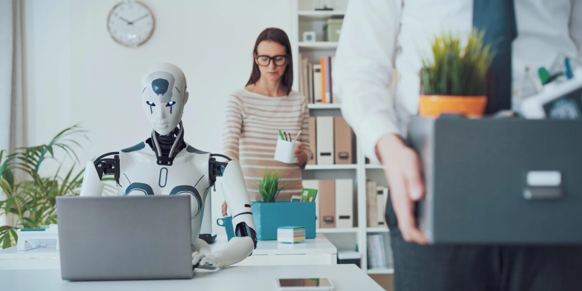 Roboter sitzt am Laptop