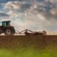 Traktor fährt über Acker
