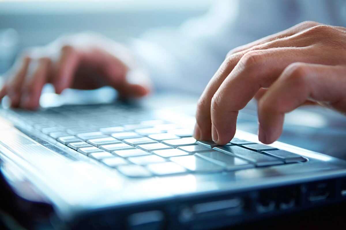 Arbeit am Laptop