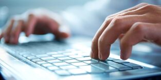 Arbeit am Laptop