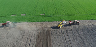 Feld wird gedüngt