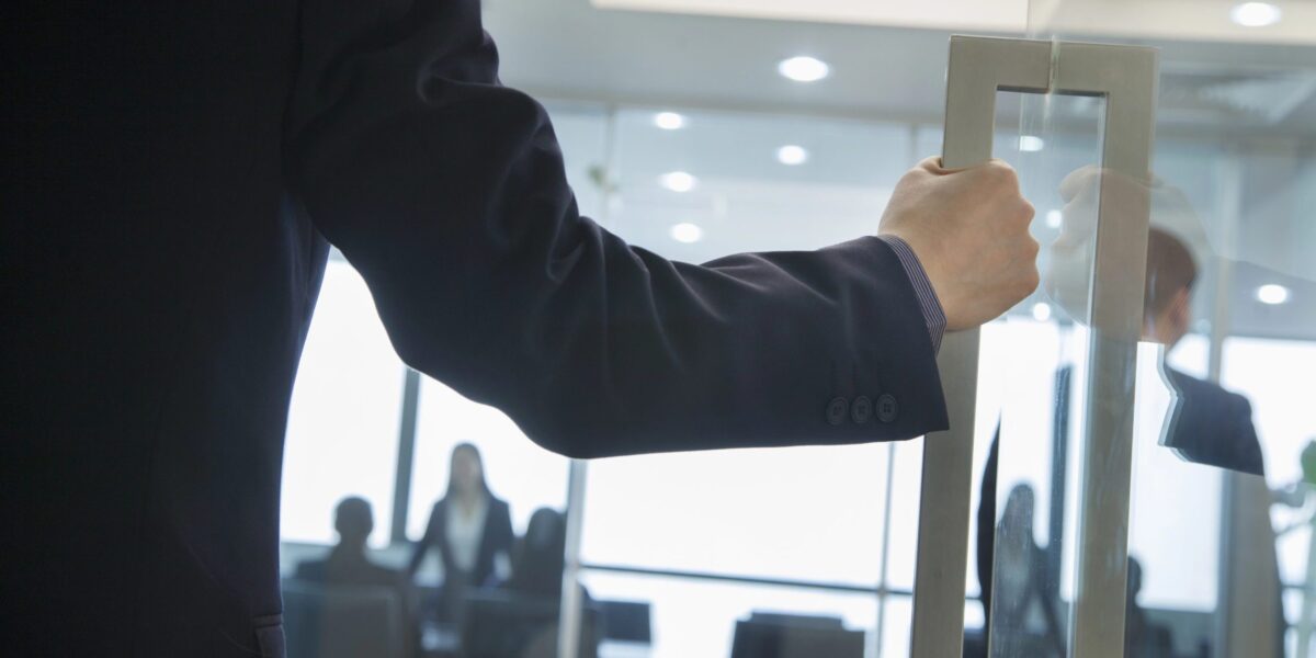 Ein Businessmann kommt ins Büro