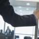 Ein Businessmann kommt ins Büro