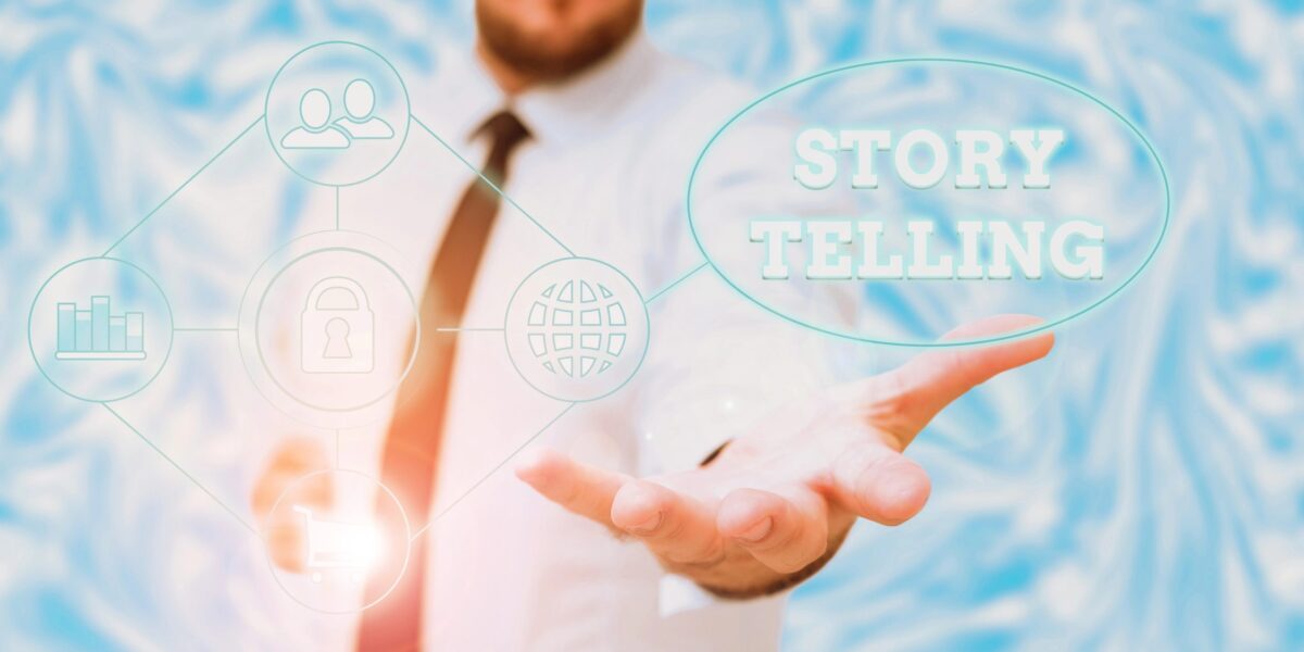 Mann hält einladend die Hand, zu sehen ist Schriftzug Story Telling