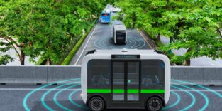 Autonomer elektric shuttle Bus fährt selbständig durch die Stadt