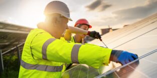 Ingenieure bei der Arbeit - in Schutzkleidung