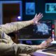 Mann streckt vor PC die Hände aus