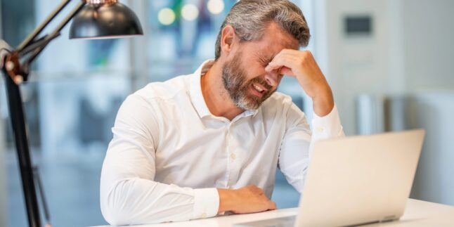 frustrierter Mann am Laptop