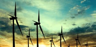 Windräder vor Abendhimmel