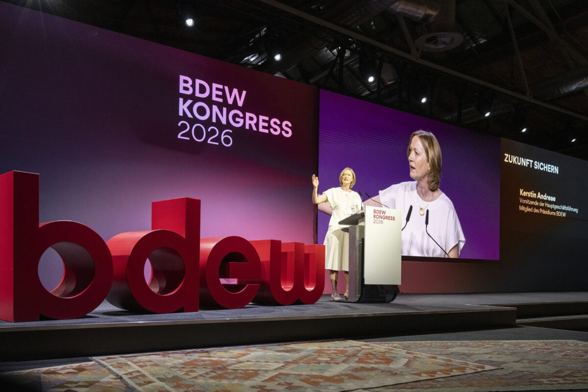 Kerstin Andreae, Vorsitzende der BDEW-Hauptgeschäftsführung, steht auf dem BDEW-Kongress 2026 in Berlin auf einer großen Bühne und spricht.