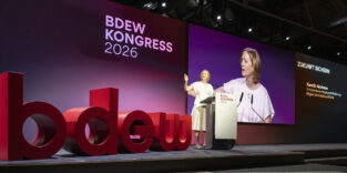 Kerstin Andreae, Vorsitzende der BDEW-Hauptgeschäftsführung, steht auf dem BDEW-Kongress 2026 in Berlin auf einer großen Bühne und spricht.