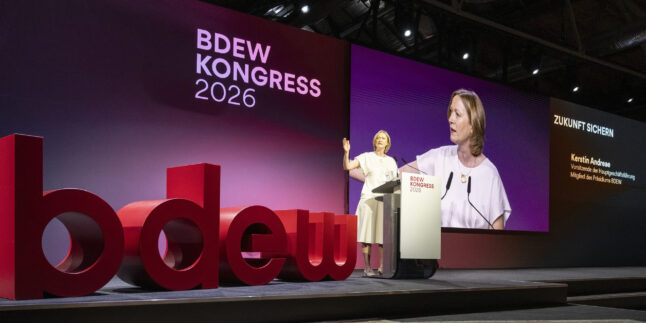 Kerstin Andreae, Vorsitzende der BDEW-Hauptgeschäftsführung, steht auf dem BDEW-Kongress 2026 in Berlin auf einer großen Bühne und spricht.