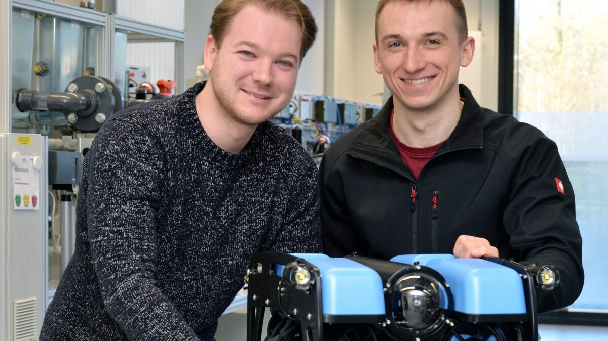 Johannes Löser und Florian Joppe mit einem Tauchroboter