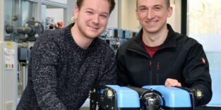 Johannes Löser und Florian Joppe mit einem Tauchroboter