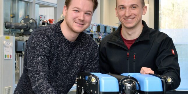 Johannes Löser und Florian Joppe mit einem Tauchroboter