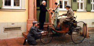 Bertha Benz und ihre Söhne Eugen und Richard kaufen in der Stadtapotheke in Wiesloch "Zwei Liter Ligroin".